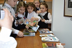 Великолукских школьников познакомили с серией книг «Заповедные истории» Национального парка «Себежский» 